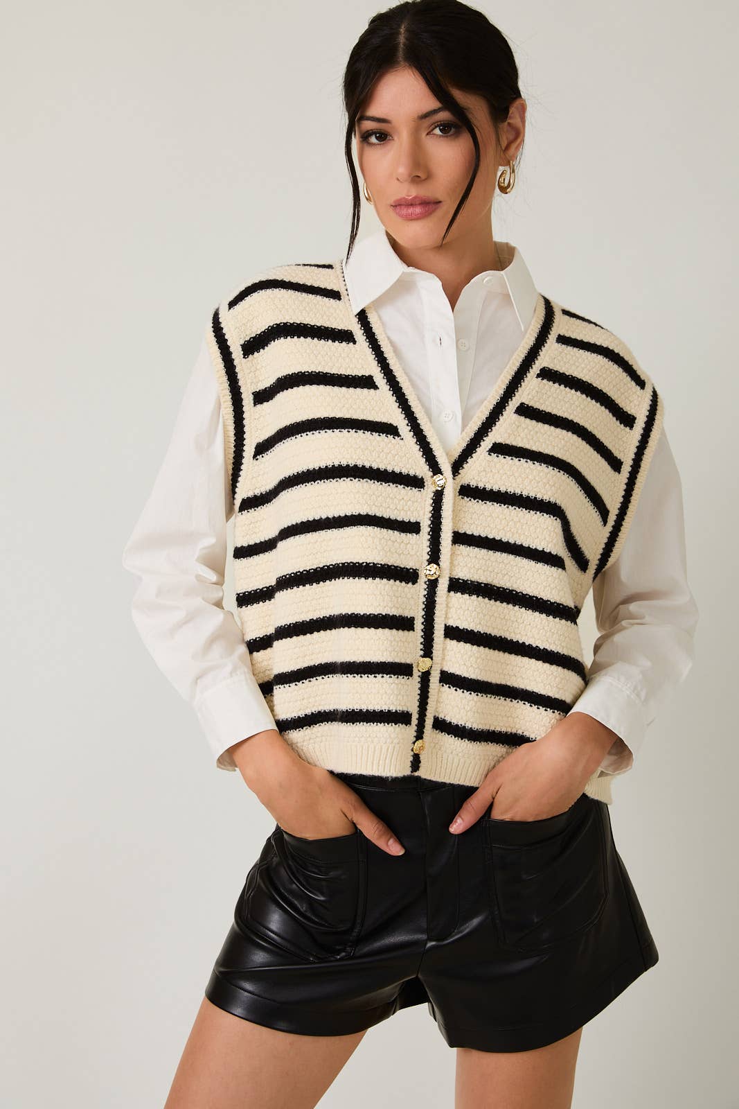 V-NECK BUTTON DOWN SLEEVELESS STRIPE SWEATER VEST: WHITE-BLACK STRIPE / S