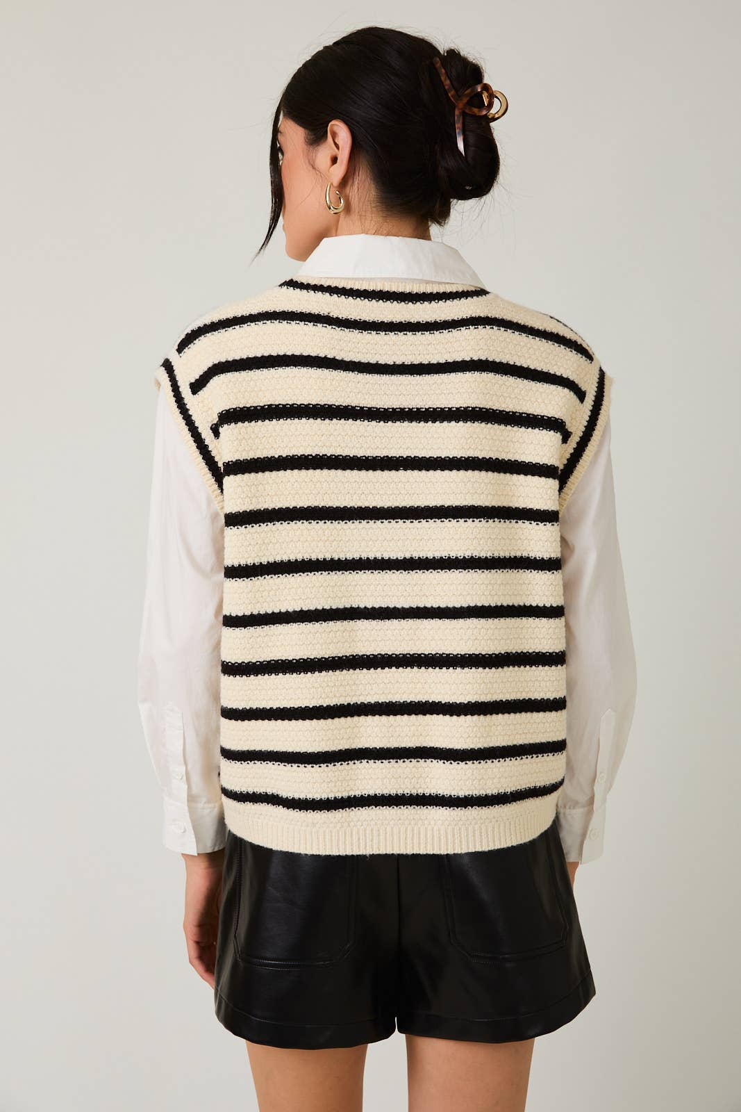 V-NECK BUTTON DOWN SLEEVELESS STRIPE SWEATER VEST: WHITE-BLACK STRIPE / S