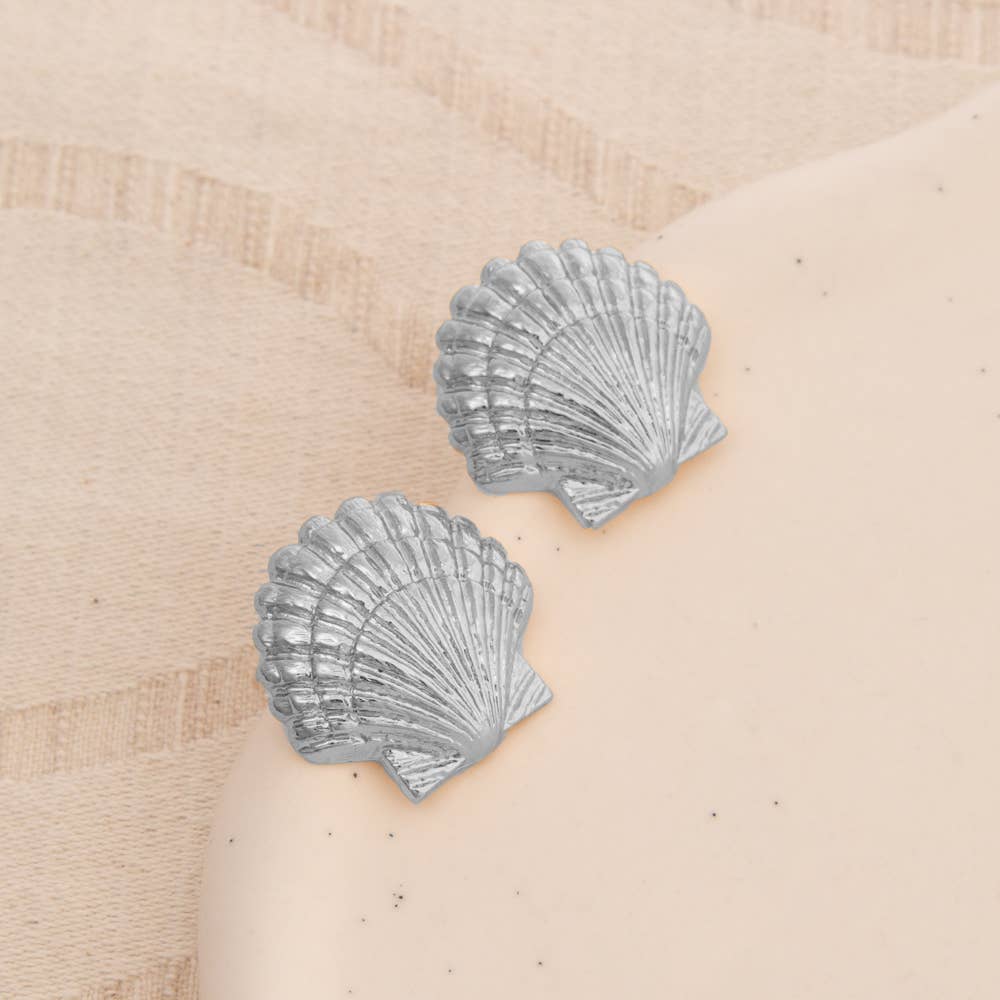 3D SCALLOP SHELL POST EARRINGS: Yellow Gold