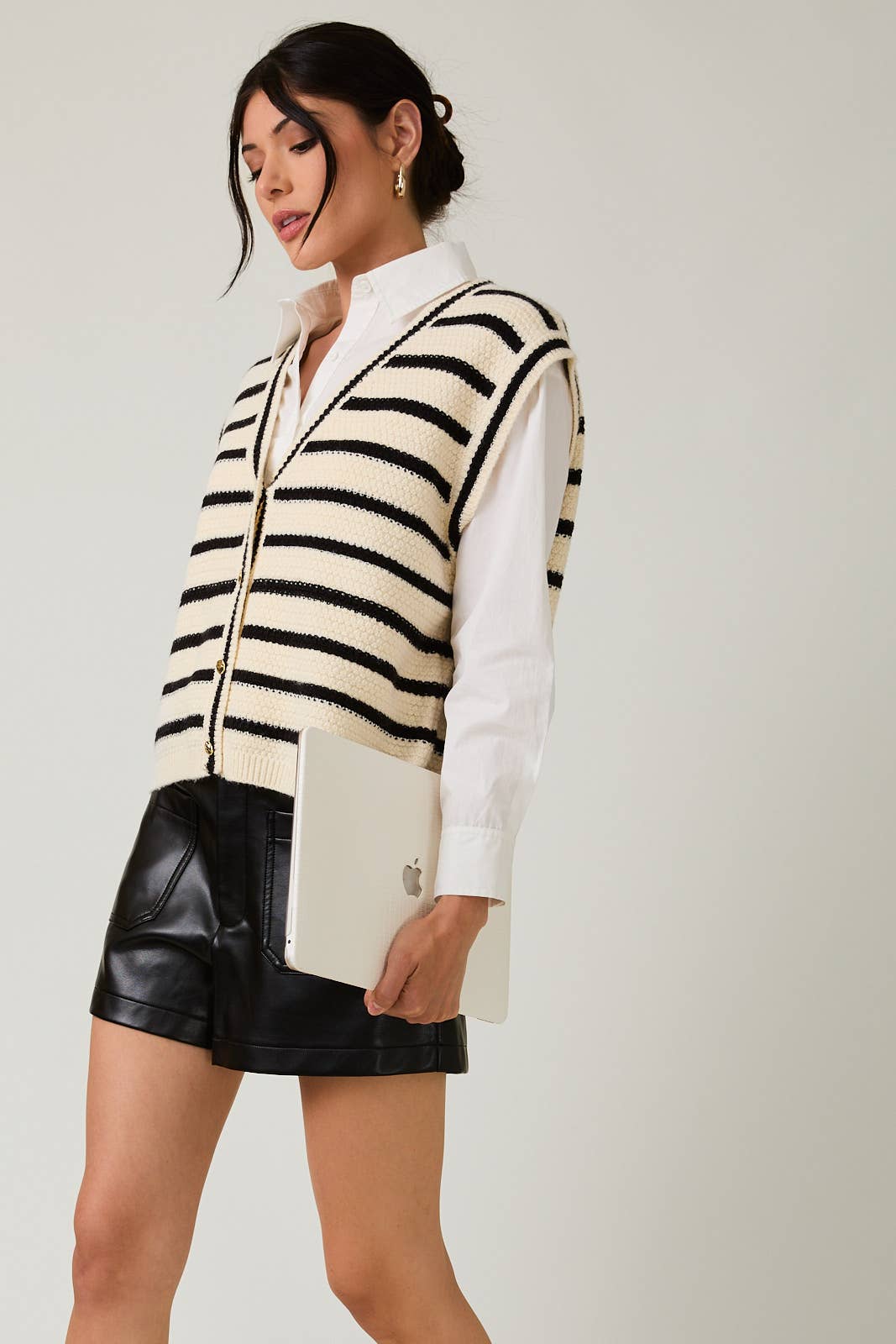 V-NECK BUTTON DOWN SLEEVELESS STRIPE SWEATER VEST: WHITE-BLACK STRIPE / S