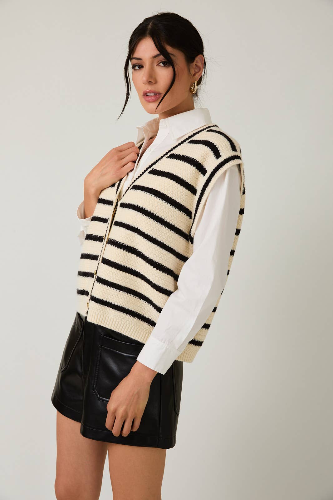 V-NECK BUTTON DOWN SLEEVELESS STRIPE SWEATER VEST: WHITE-BLACK STRIPE / S