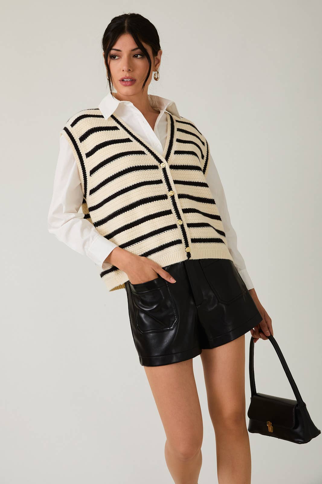 V-NECK BUTTON DOWN SLEEVELESS STRIPE SWEATER VEST: WHITE-BLACK STRIPE / L