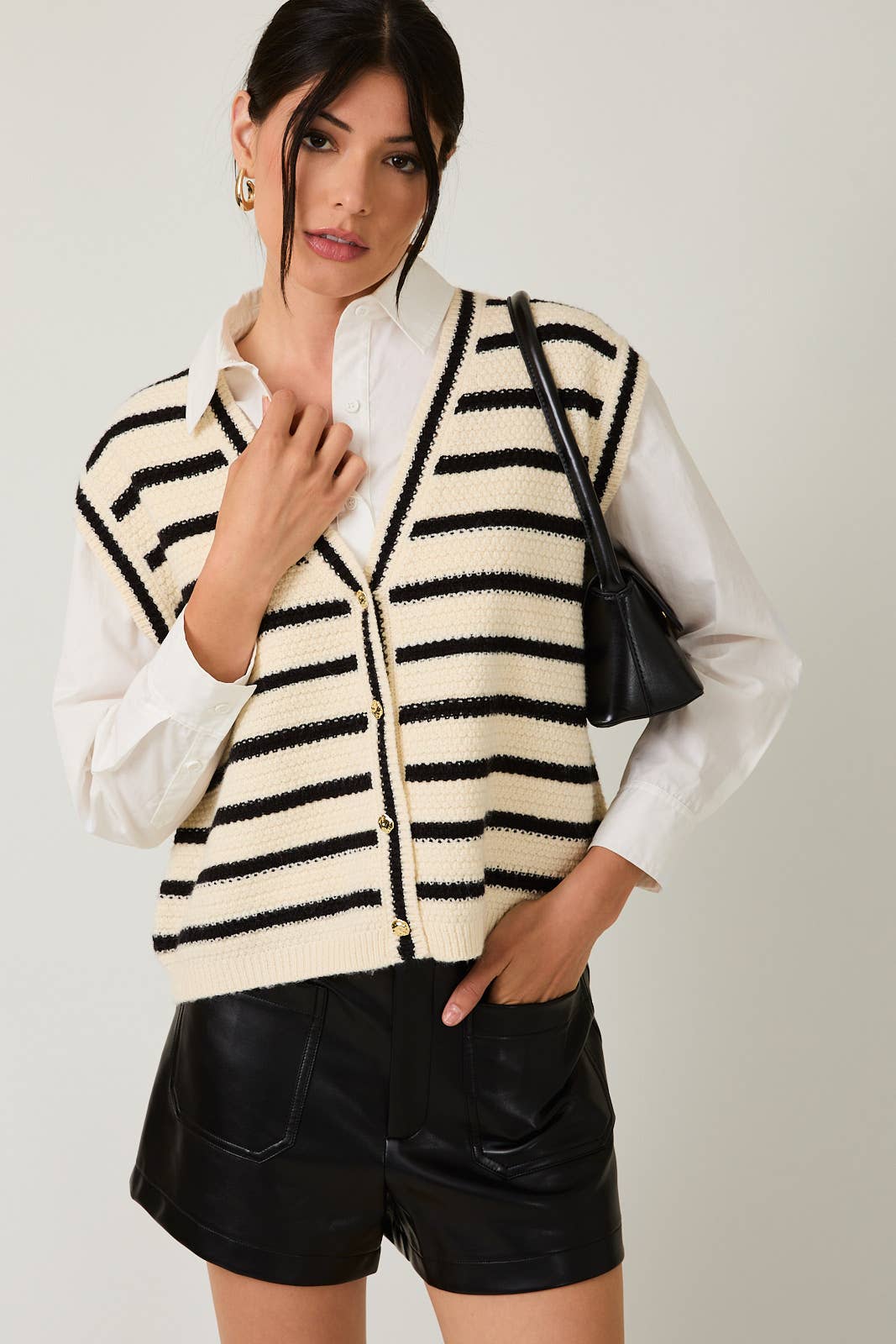 V-NECK BUTTON DOWN SLEEVELESS STRIPE SWEATER VEST: WHITE-BLACK STRIPE / S
