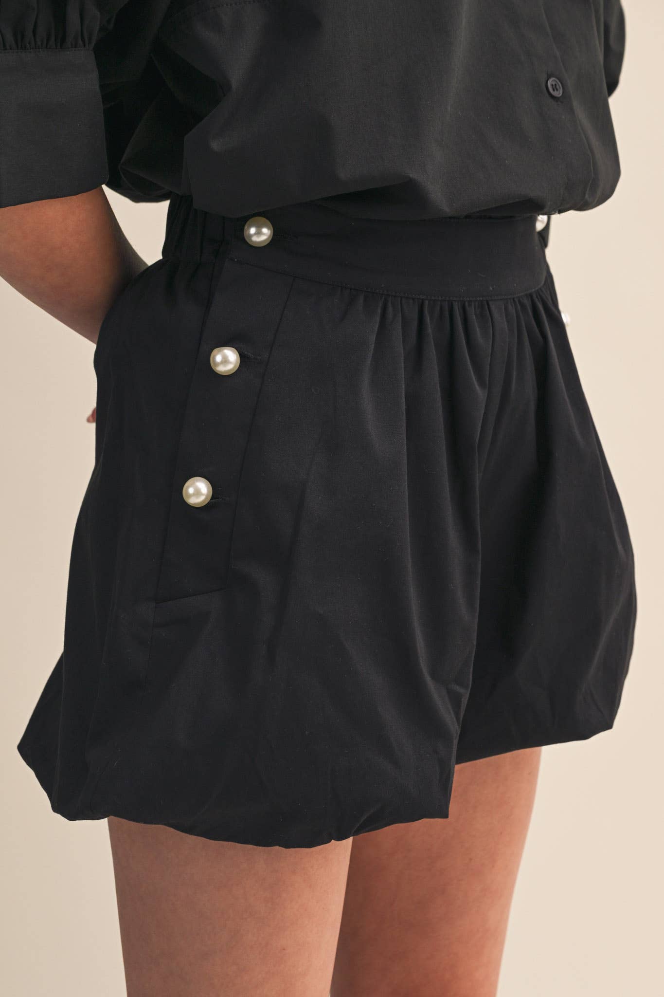 BUBBLE HEM SHORTS WITH PEARL BUTTONS MP4875: TAN / L
