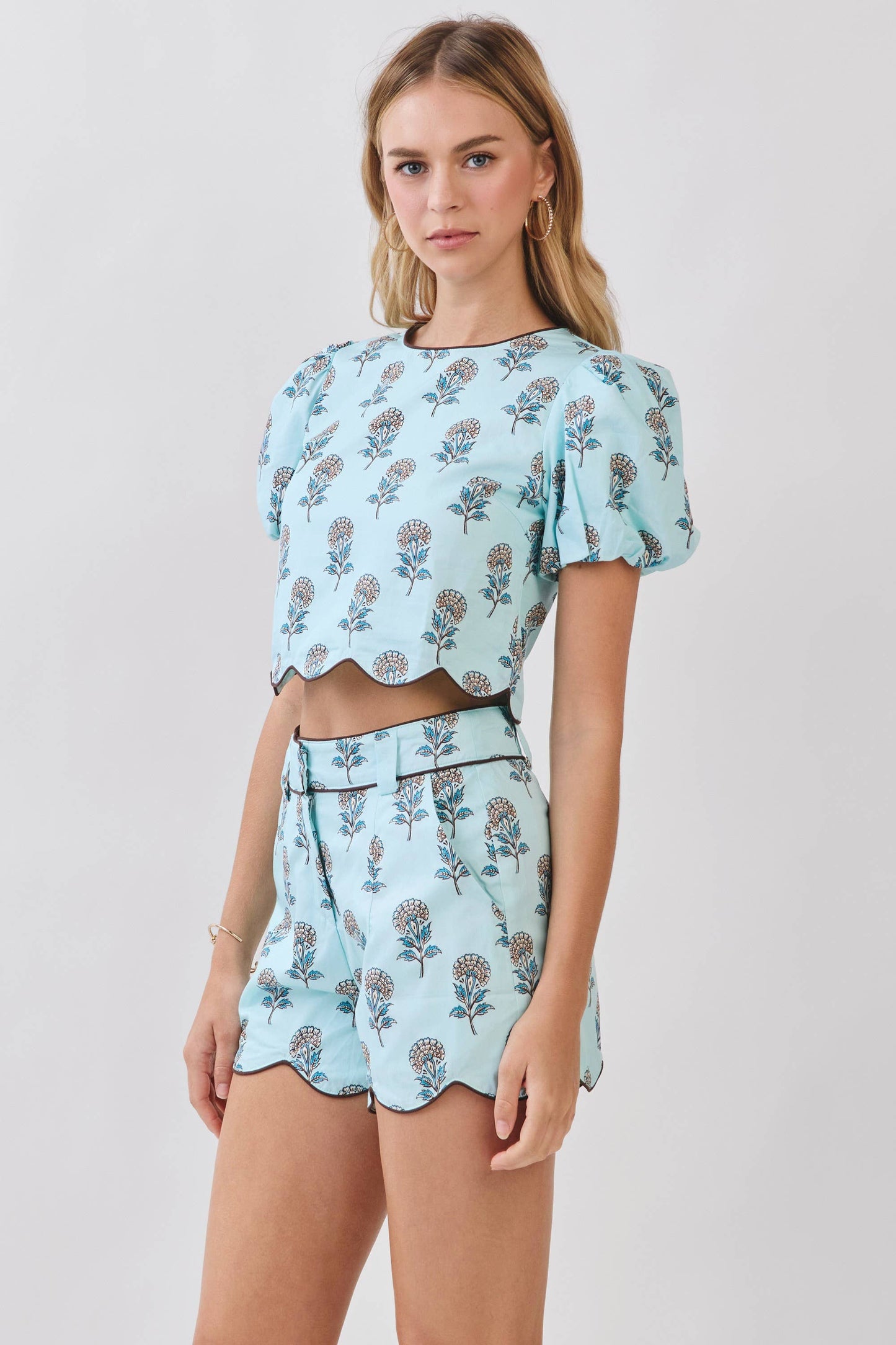 CT10047-Scalloped Detail Floral Print Crop Top: Blue / M