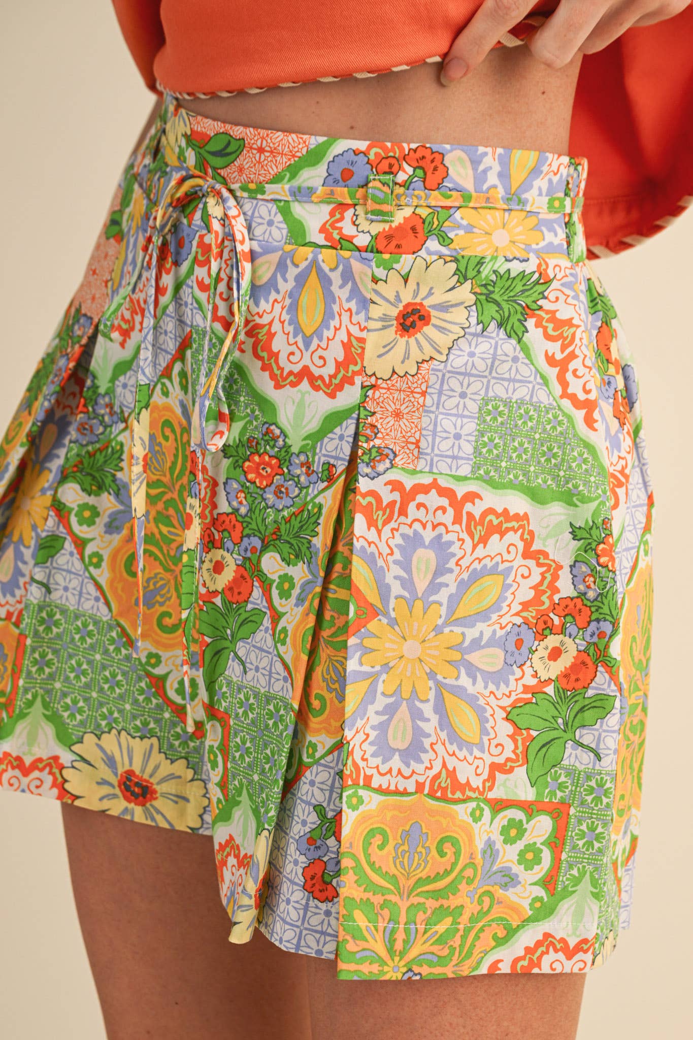 EXCLUSIVE FLORAL PLEATED SHORTS MP5070: ORANGE MULTI / M