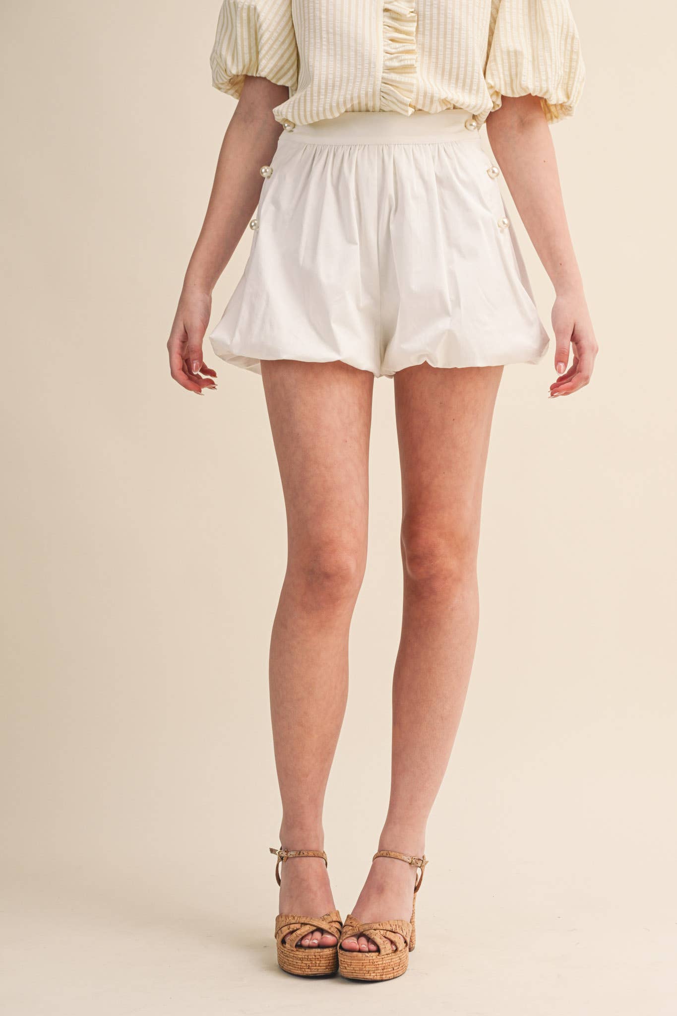 BUBBLE HEM SHORTS WITH PEARL BUTTONS MP4875: TAN / L