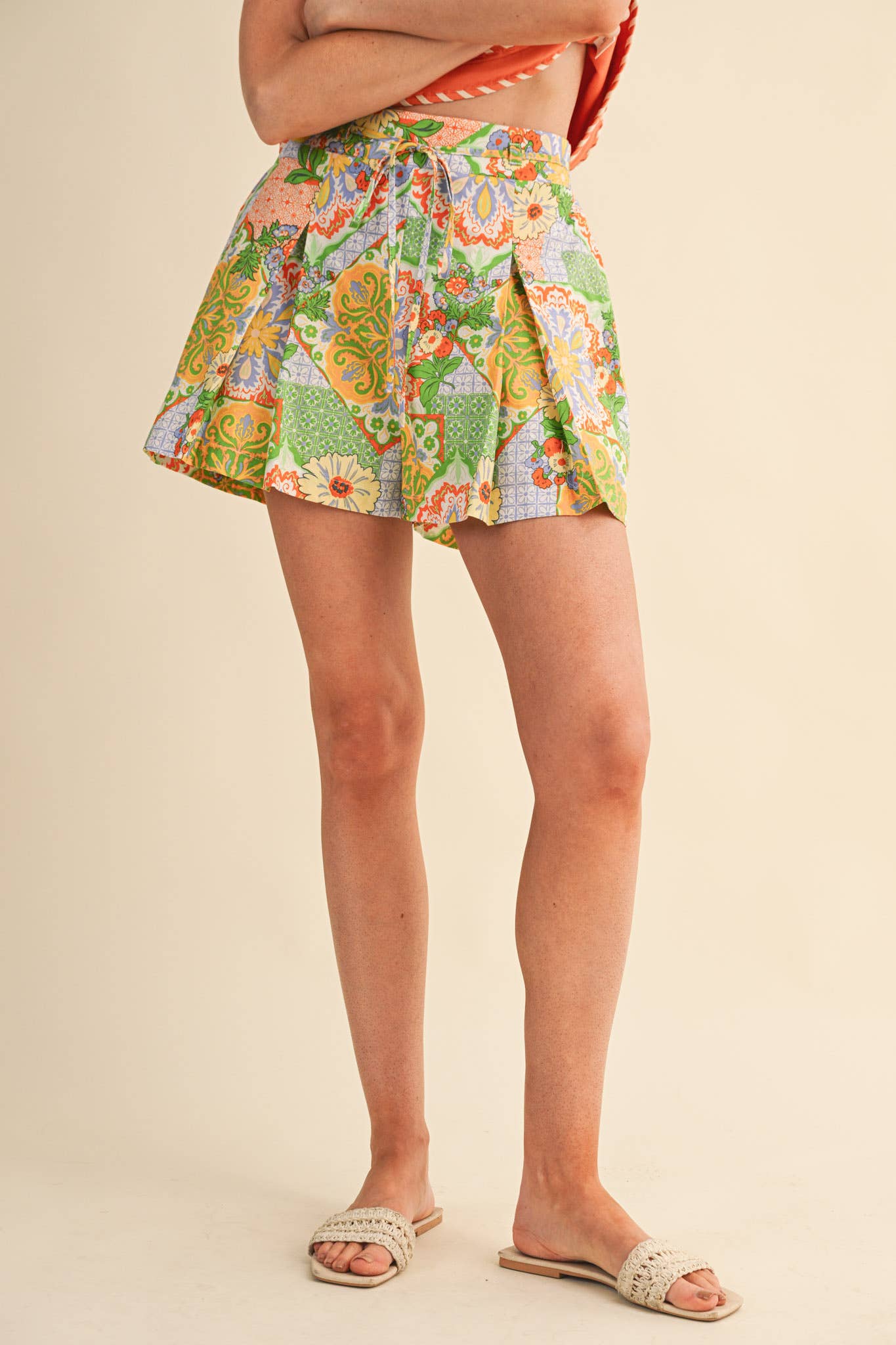 EXCLUSIVE FLORAL PLEATED SHORTS MP5070: ORANGE MULTI / S