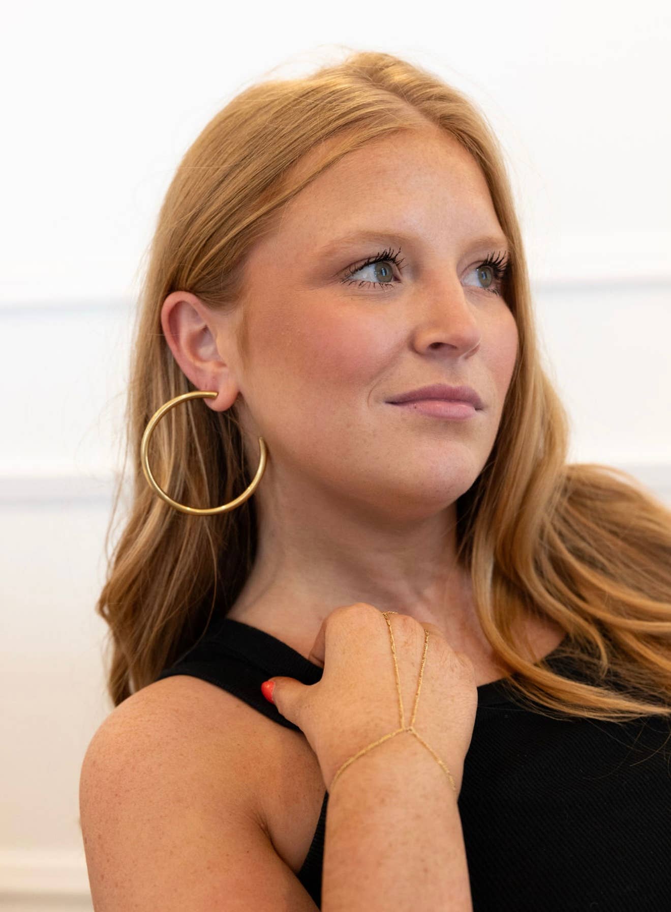 LARGE HOOPS: GOLD