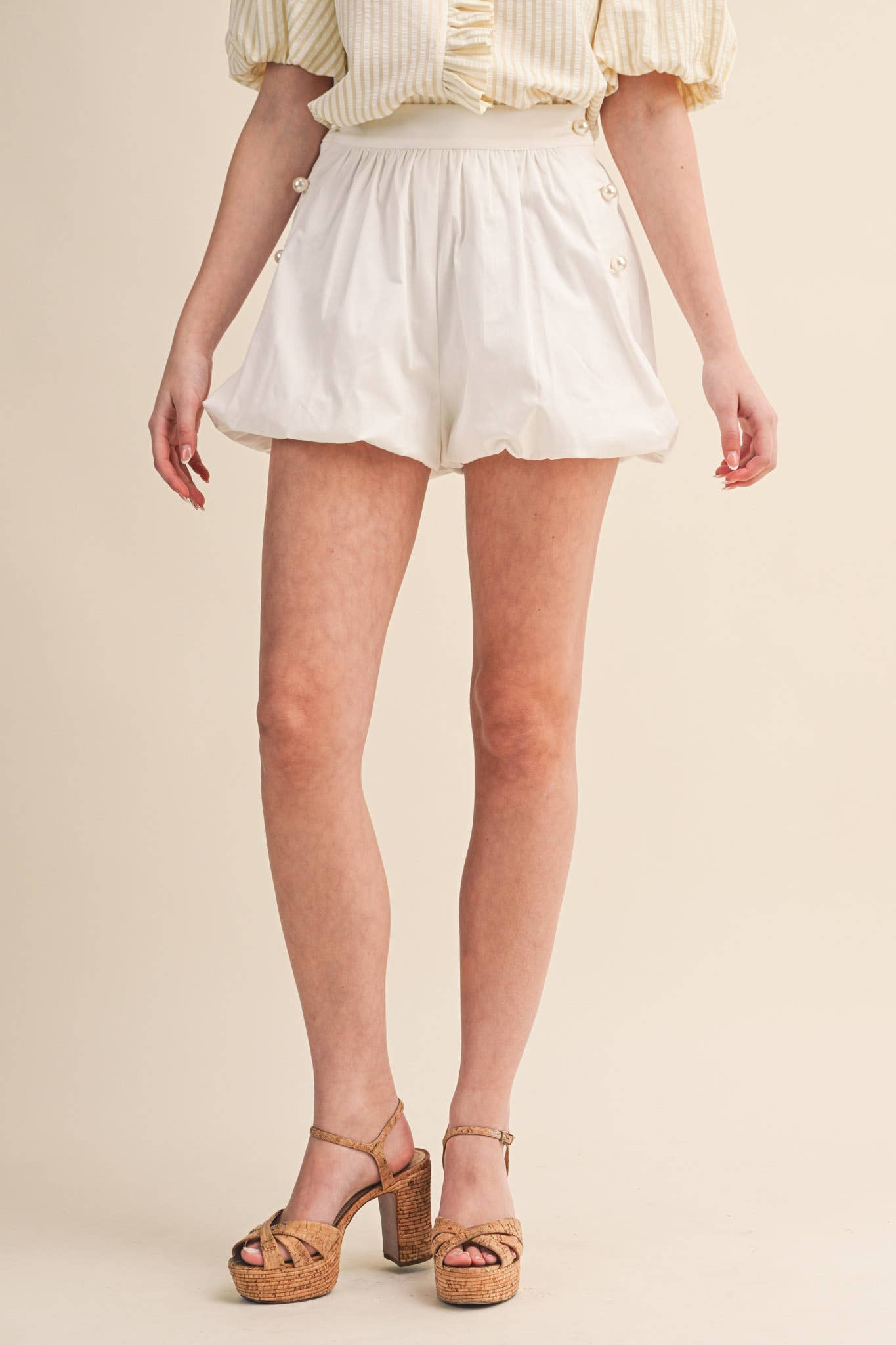 BUBBLE HEM SHORTS WITH PEARL BUTTONS MP4875: TAN / L