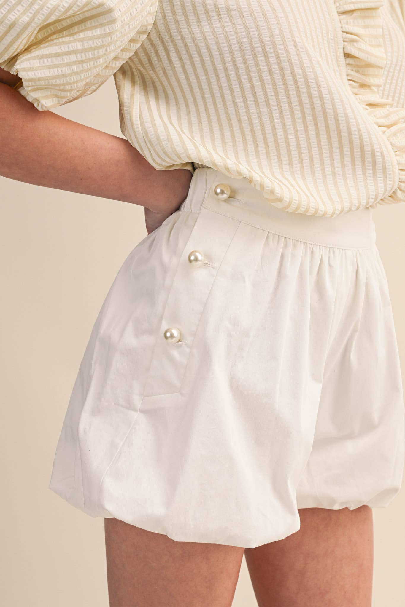 BUBBLE HEM SHORTS WITH PEARL BUTTONS MP4875: TAN / L