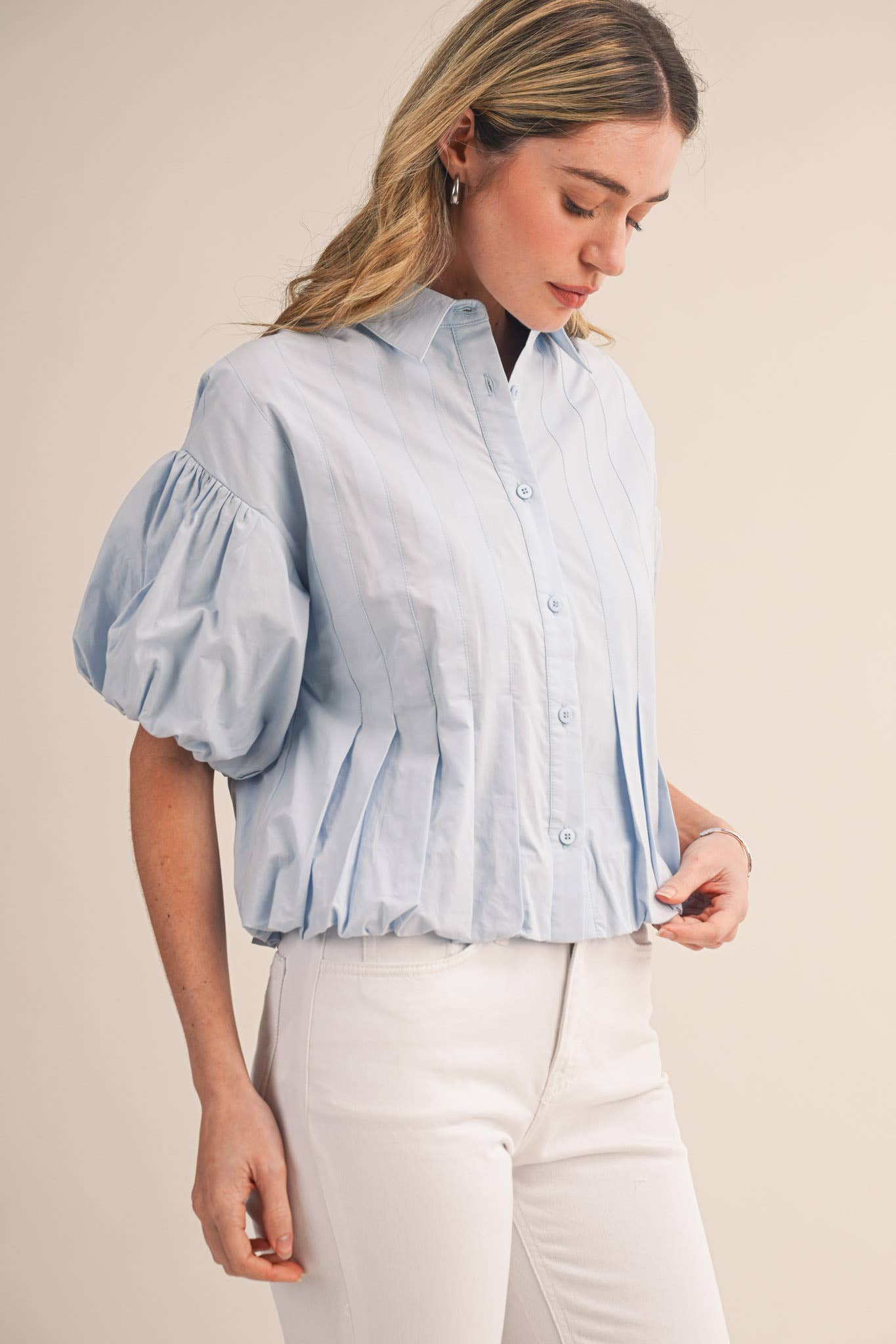 PLEATED BUBBLE HEM BUTTON DOWN TOP MTP4694: SKY BLUE / M