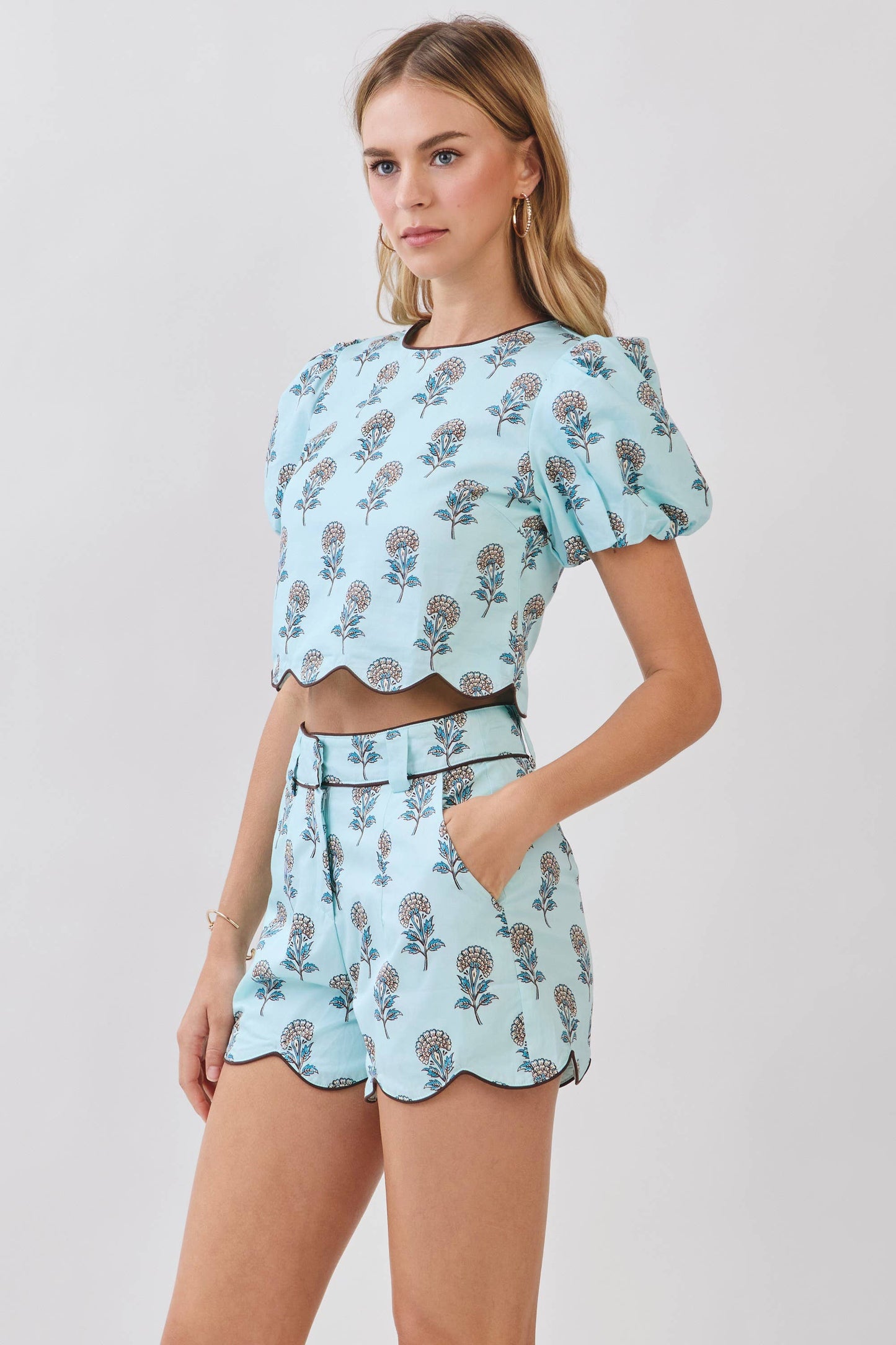 CP10374-Floral Print Scallop Hem Detail Shorts: Blue / M