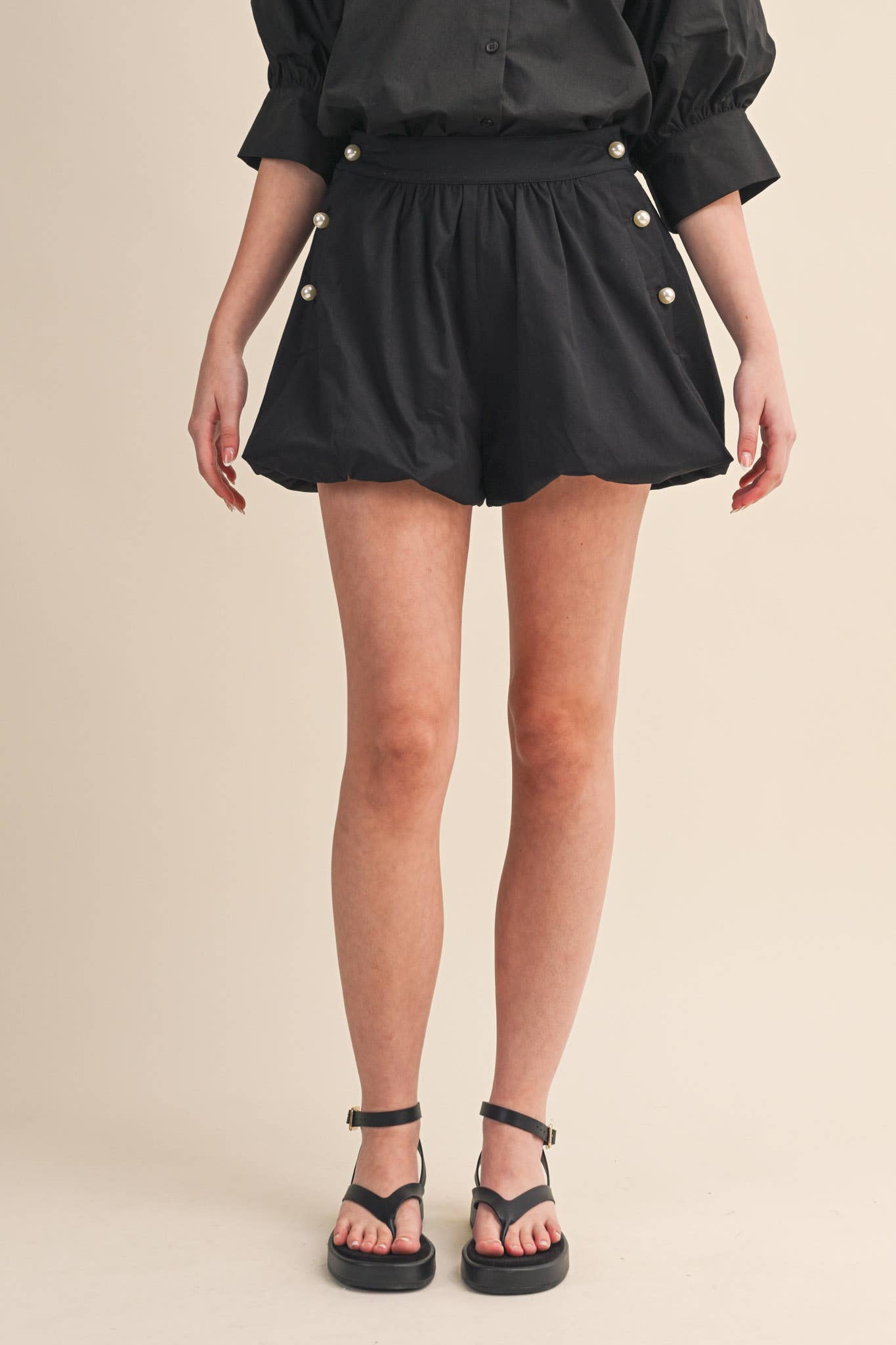BUBBLE HEM SHORTS WITH PEARL BUTTONS MP4875: TAN / L