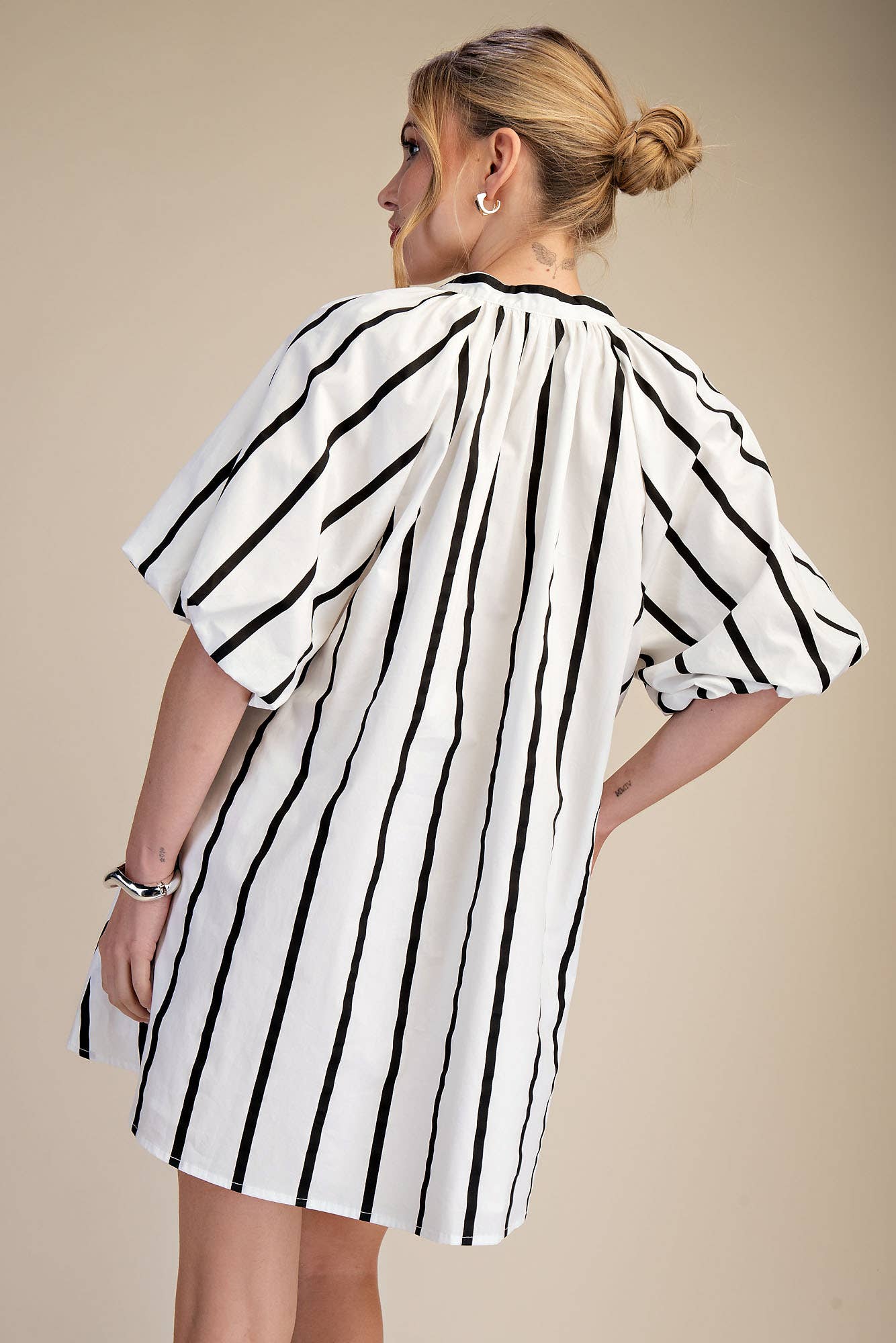 Puff-Sleeve Stripe Mini Shift Dress: Kelly Green / L