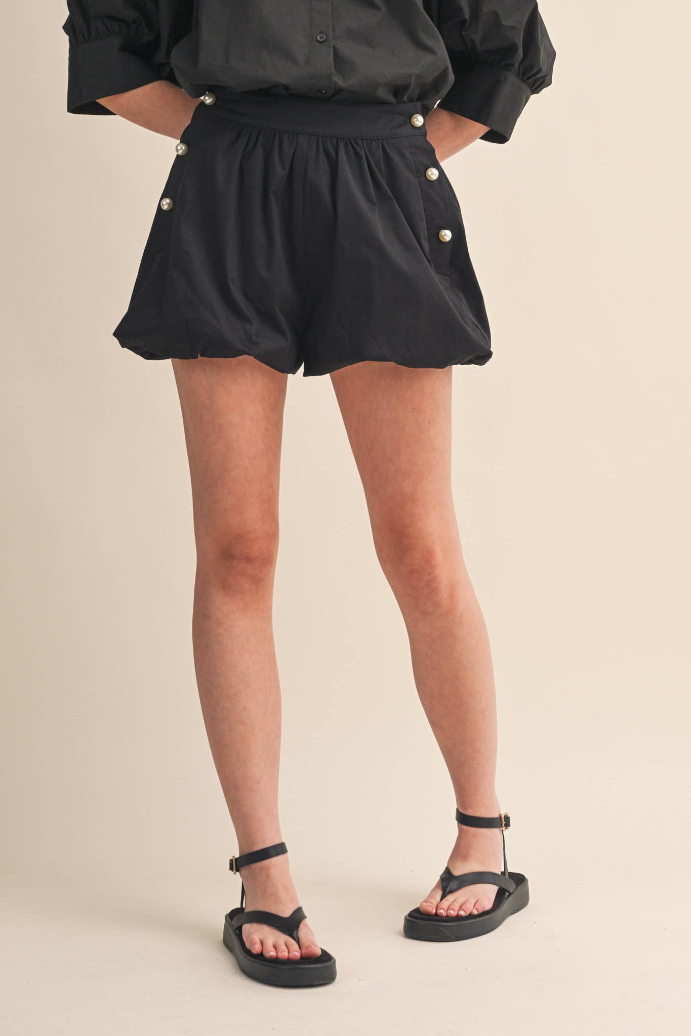 BUBBLE HEM SHORTS WITH PEARL BUTTONS MP4875: TAN / L
