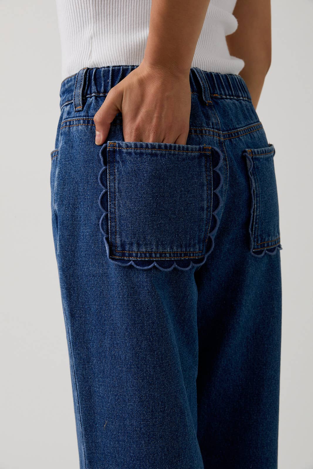 SCALLOP EMBO POCKET DENIM PANTS: DENIM / M