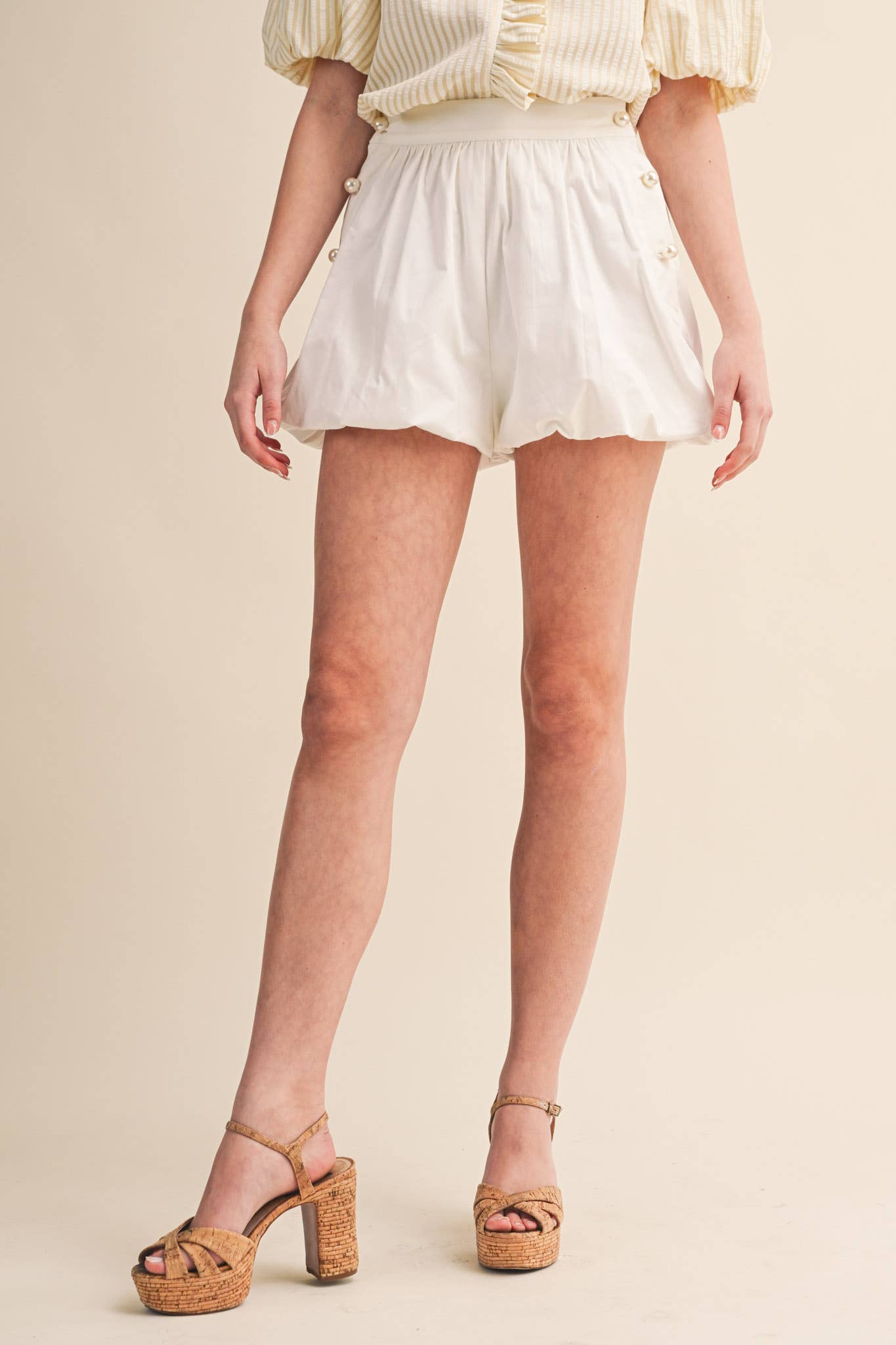BUBBLE HEM SHORTS WITH PEARL BUTTONS MP4875: TAN / L