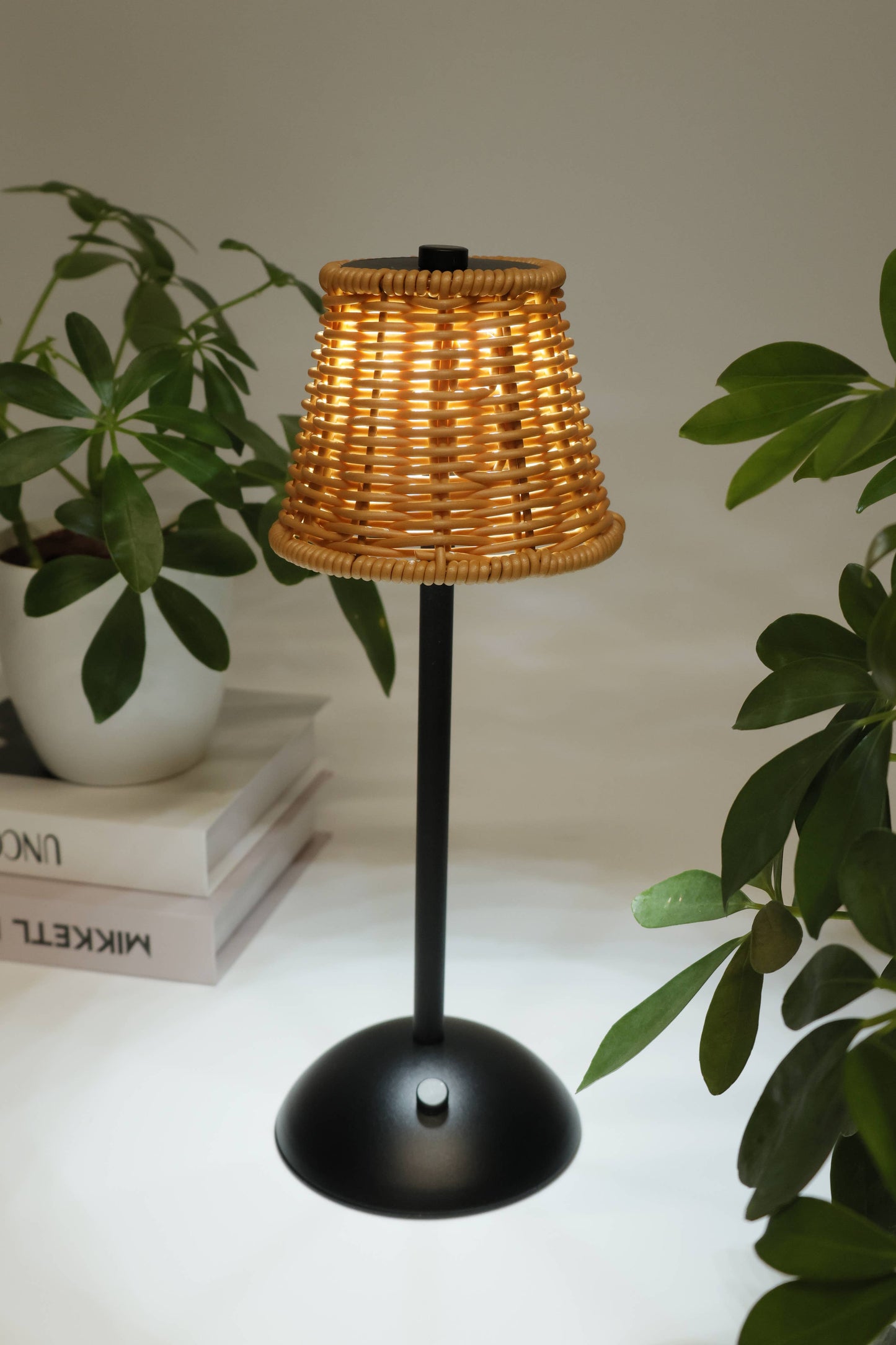 Rechargeable Rattan LED Lamp – Black or Gold- Retail Pack: Black