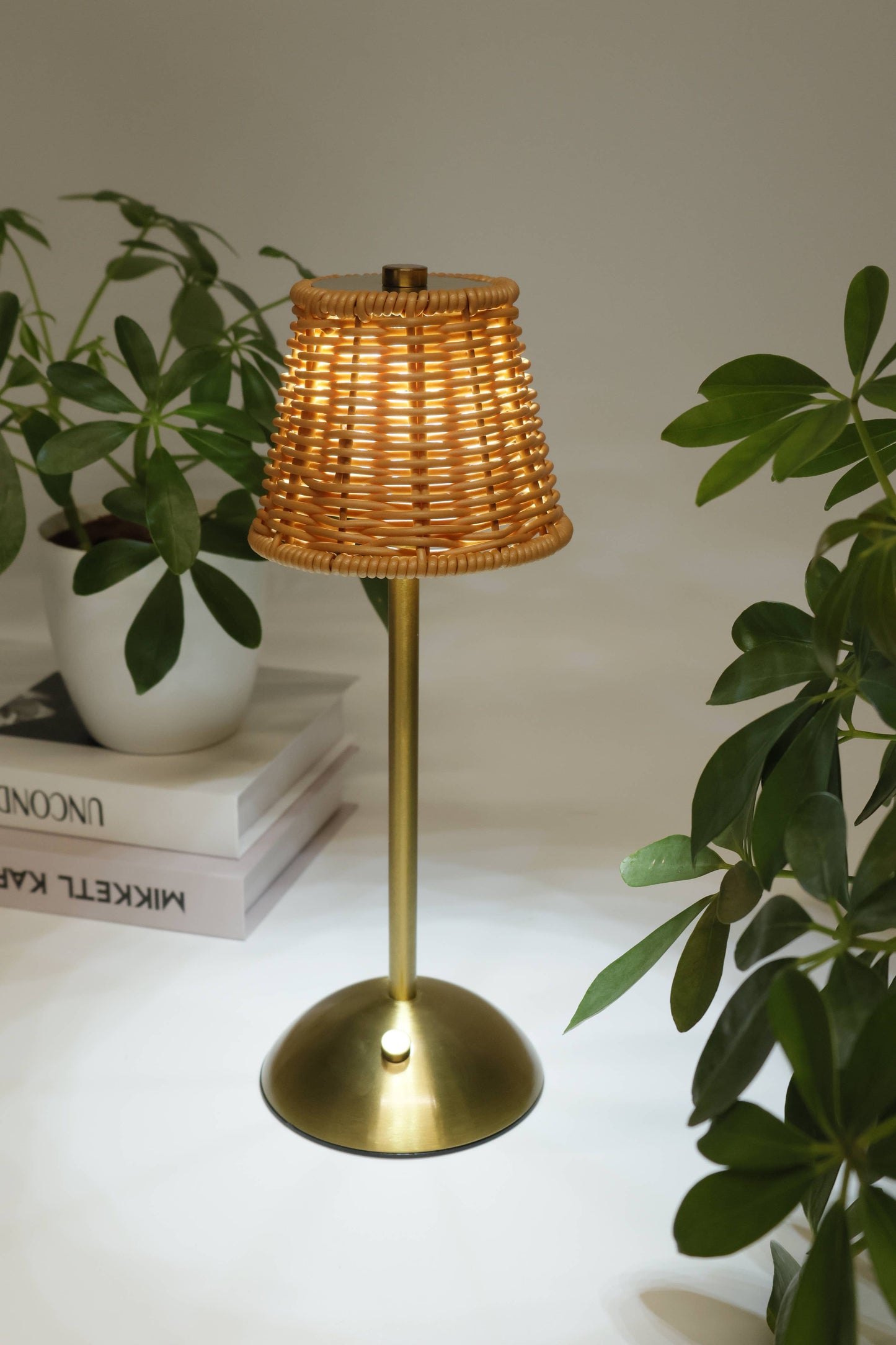 Rechargeable Rattan LED Lamp – Black or Gold- Retail Pack: Black