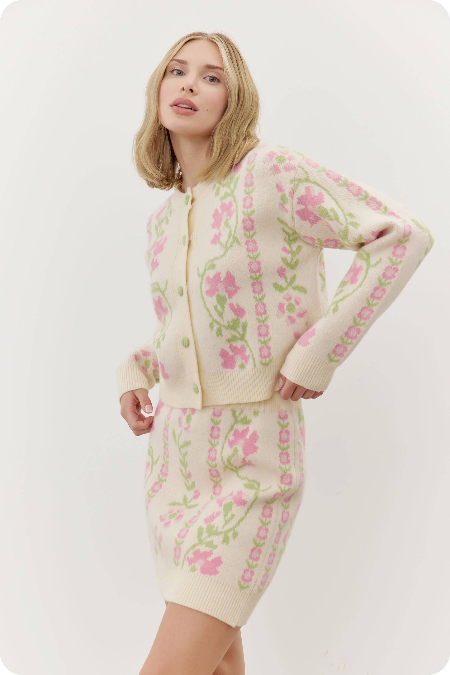 Floral Intarsia Sweater Cardigan: Cream / L