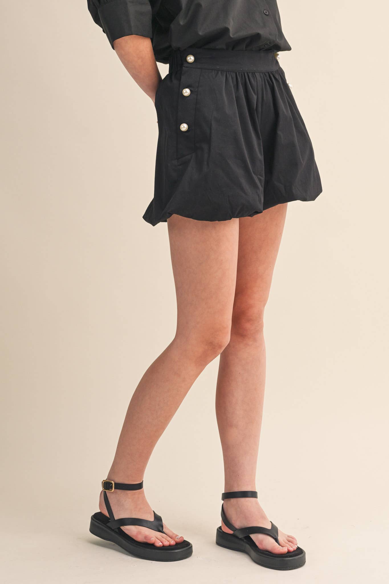 BUBBLE HEM SHORTS WITH PEARL BUTTONS MP4875: TAN / L