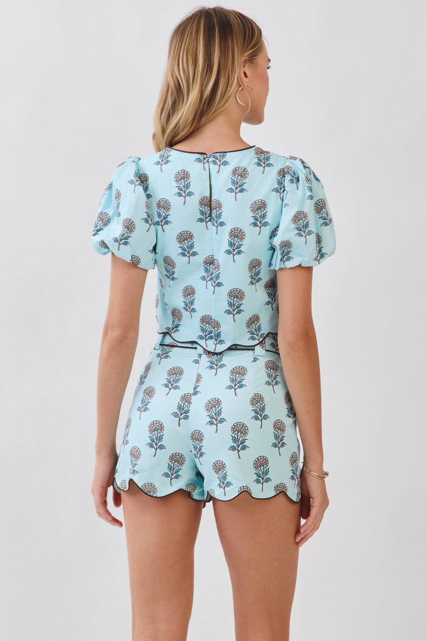 CT10047-Scalloped Detail Floral Print Crop Top: Blue / S