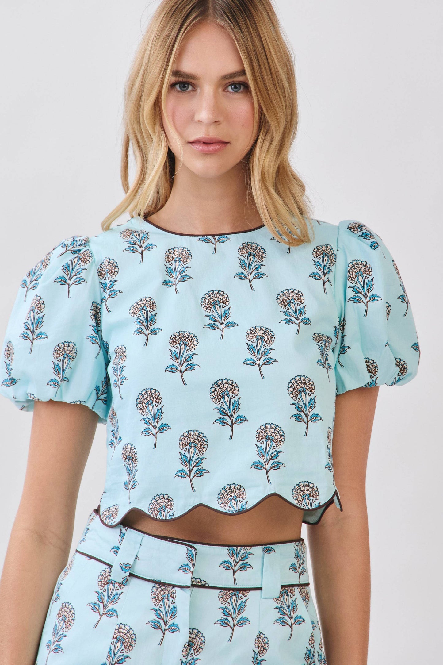 CT10047-Scalloped Detail Floral Print Crop Top: Blue / L