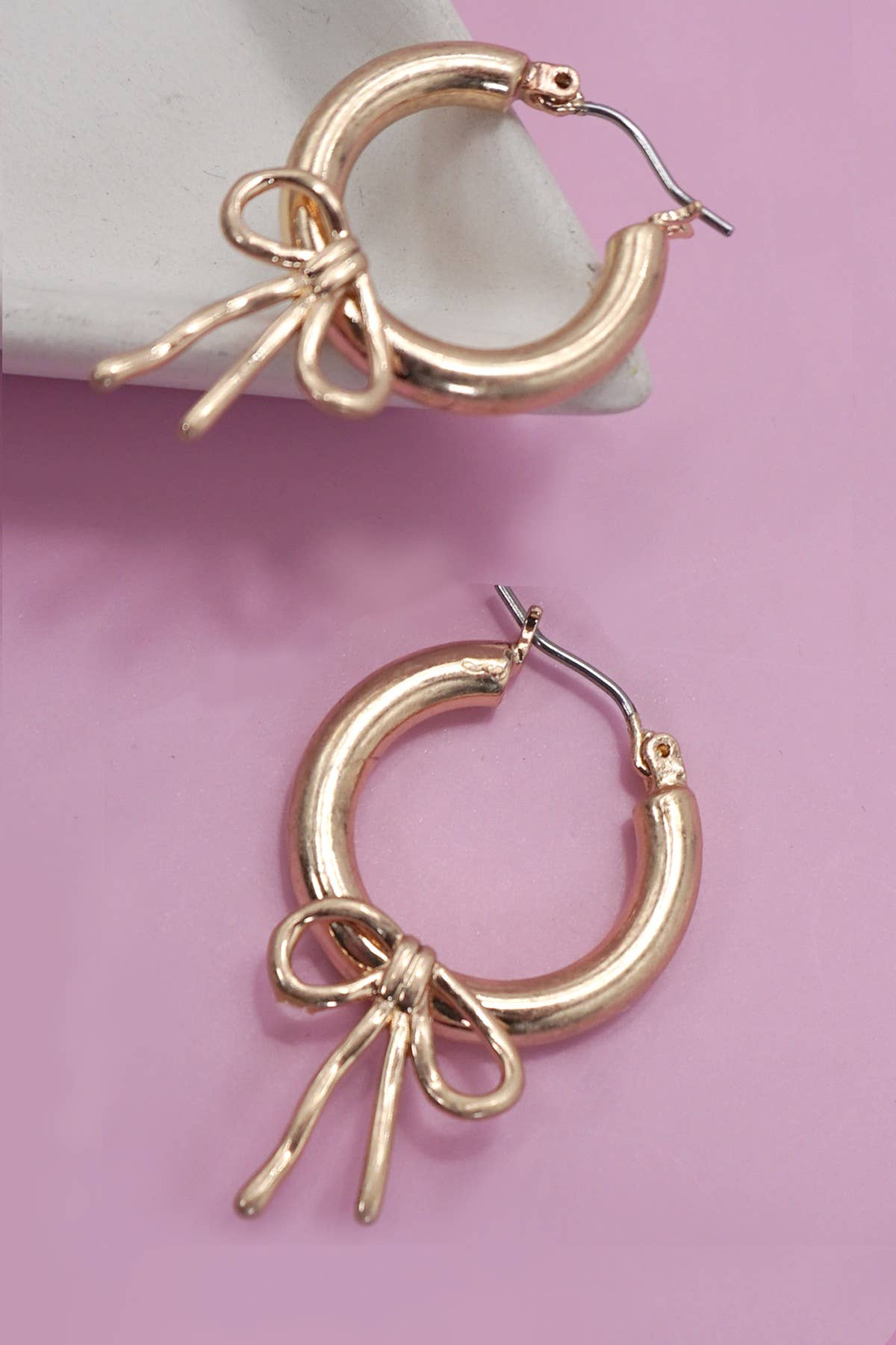 WORN GOLD BOW PUFFY HOOP EARRINGS | 80E06289: Gold