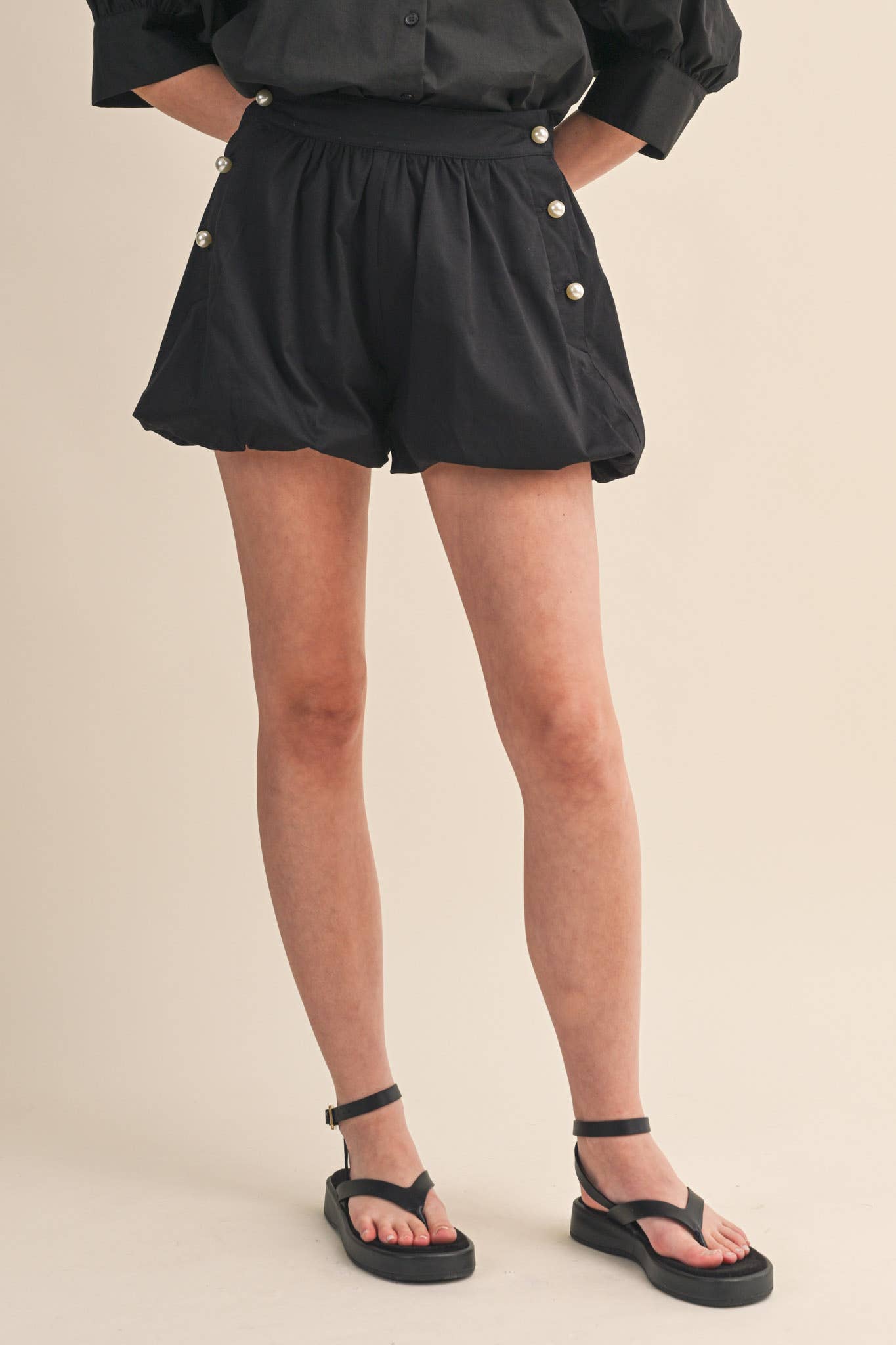 BUBBLE HEM SHORTS WITH PEARL BUTTONS MP4875: TAN / L