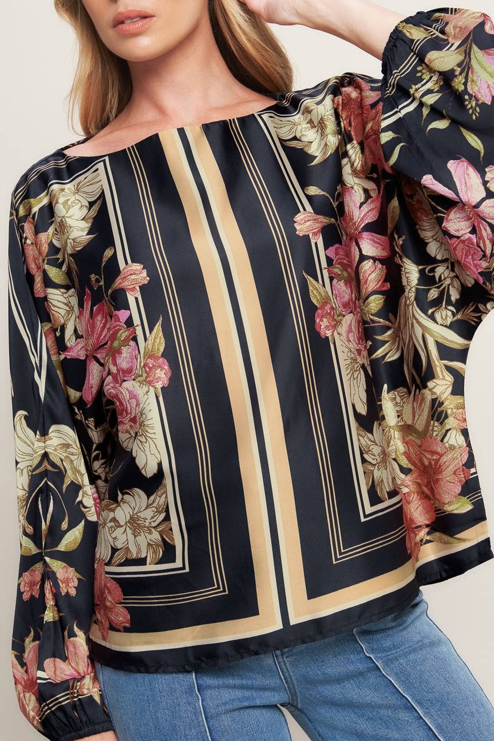 A printed woven top - IT13893: Black / Contemporary / S