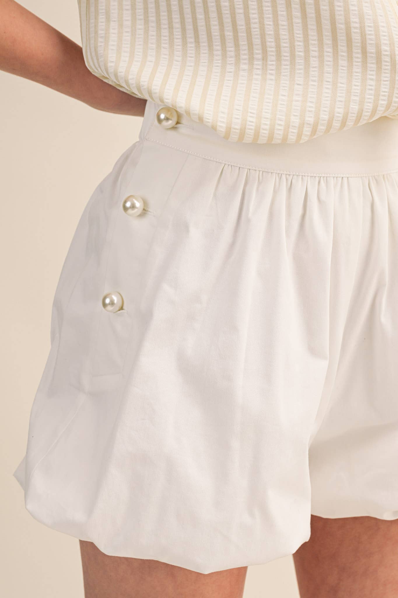 BUBBLE HEM SHORTS WITH PEARL BUTTONS MP4875: TAN / L