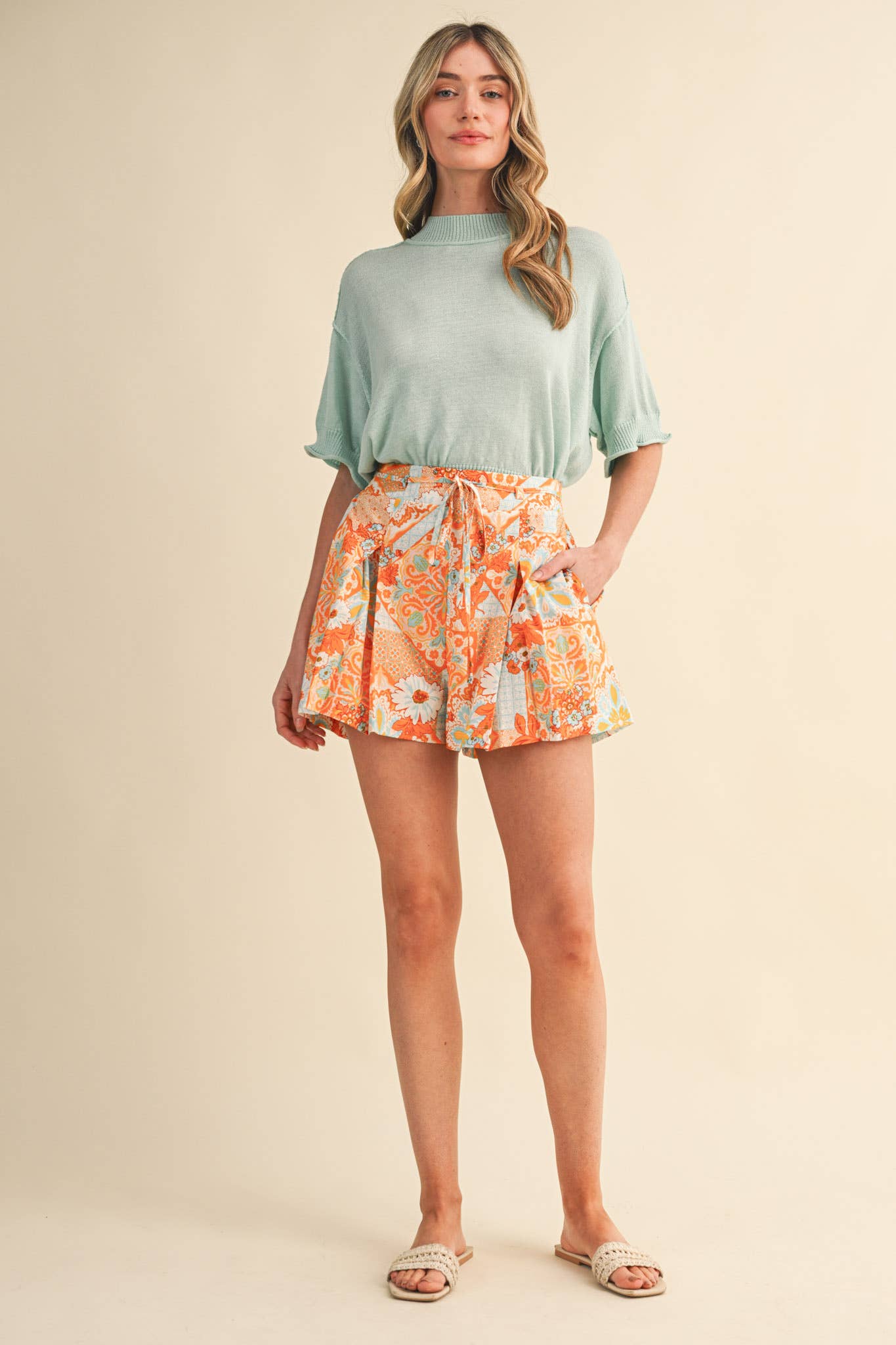 EXCLUSIVE FLORAL PLEATED SHORTS MP5070: ORANGE MULTI / S
