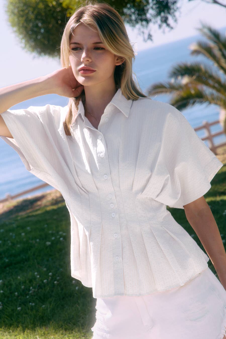 Button-up Shirt: White / L
