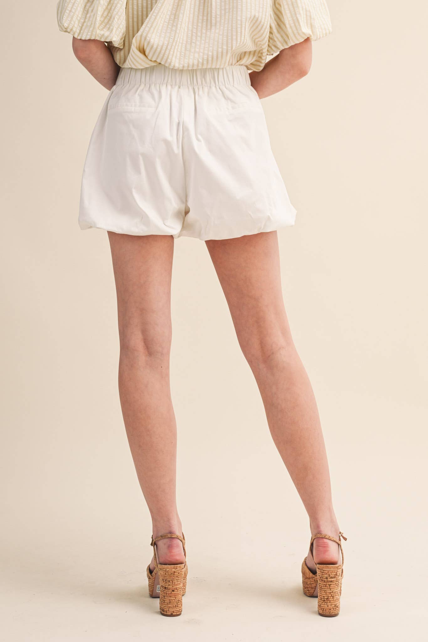 BUBBLE HEM SHORTS WITH PEARL BUTTONS MP4875: TAN / L