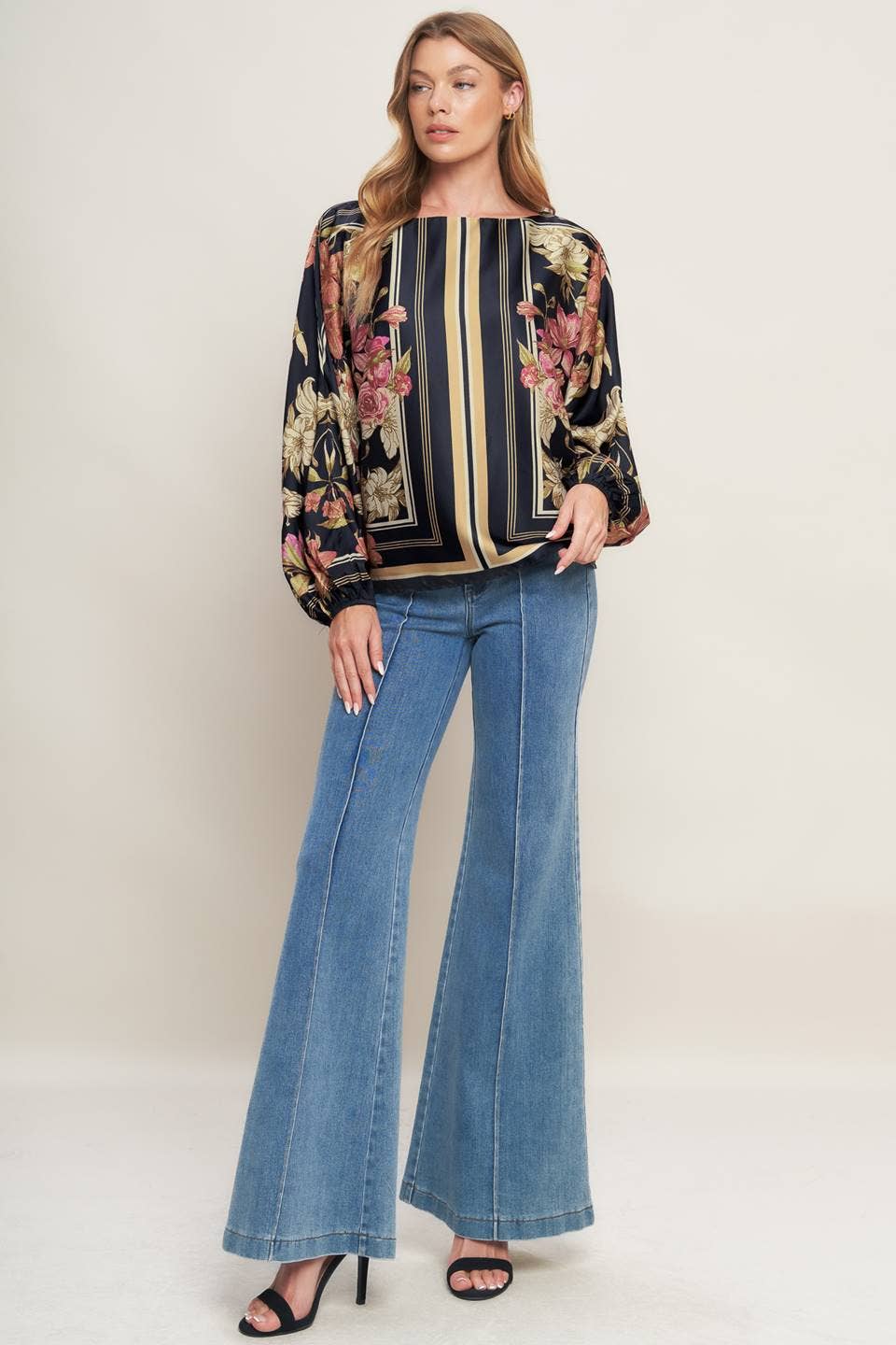 A printed woven top - IT13893: Black / Contemporary / S