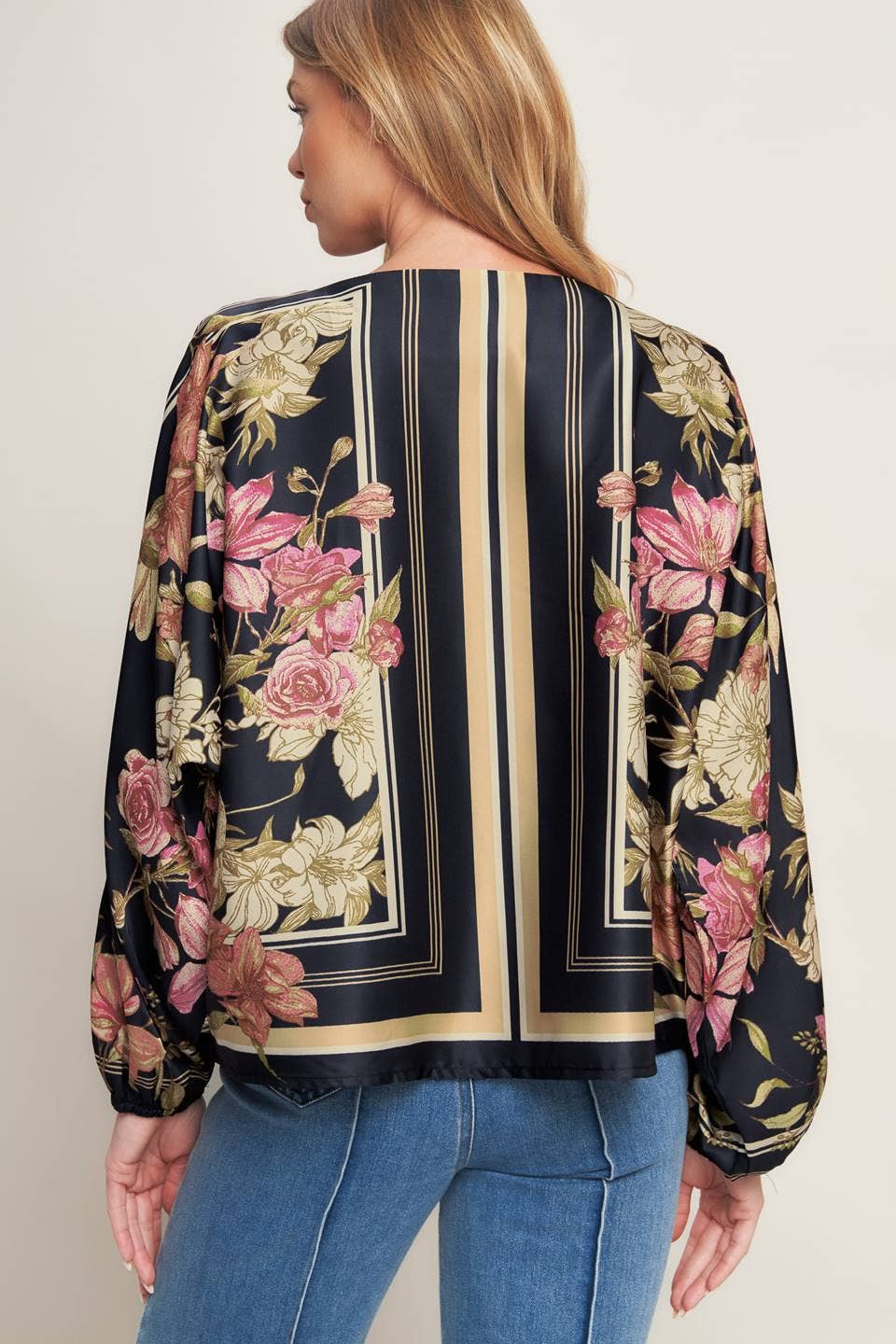 A printed woven top - IT13893: Black / Contemporary / S