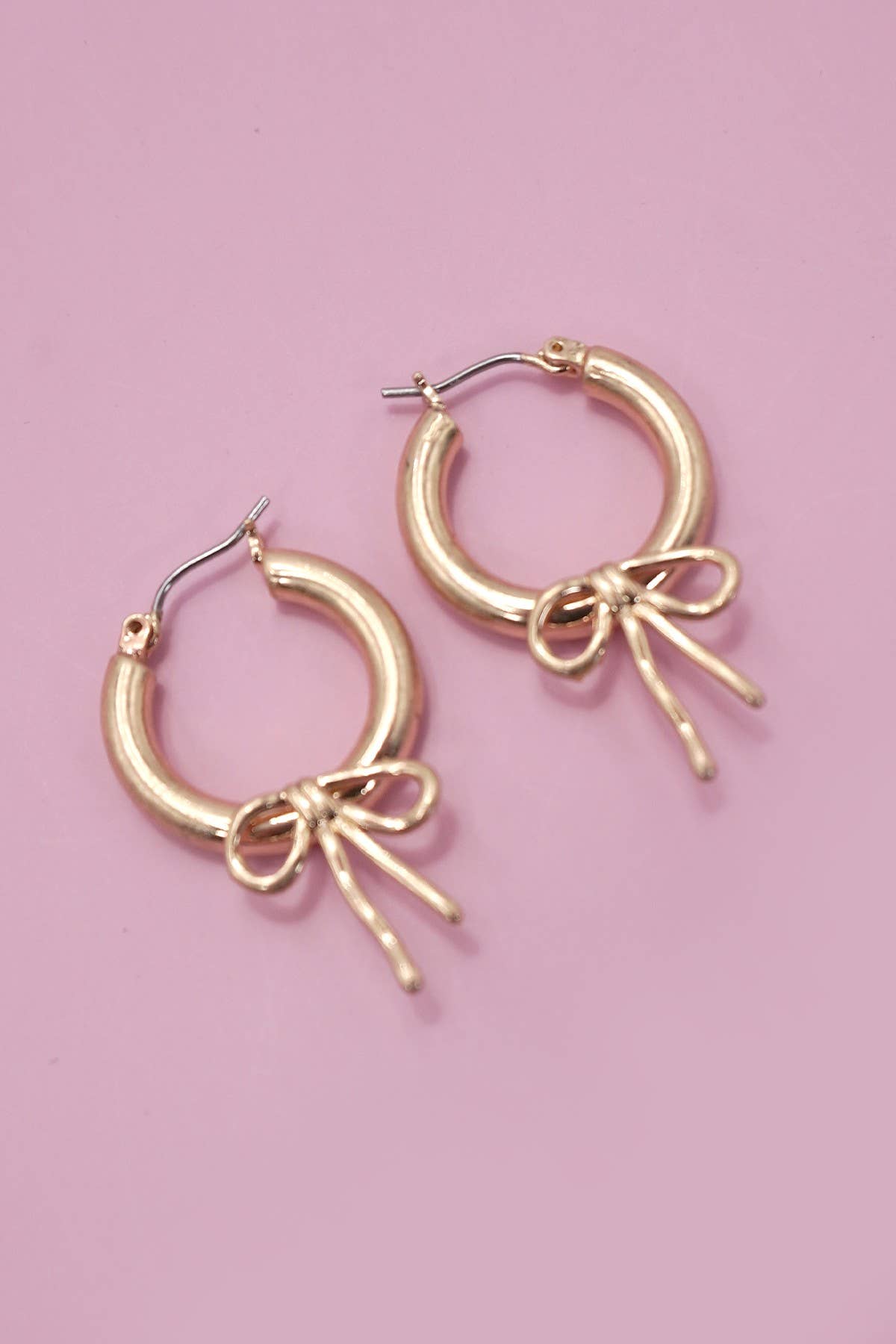 WORN GOLD BOW PUFFY HOOP EARRINGS | 80E06289: Gold