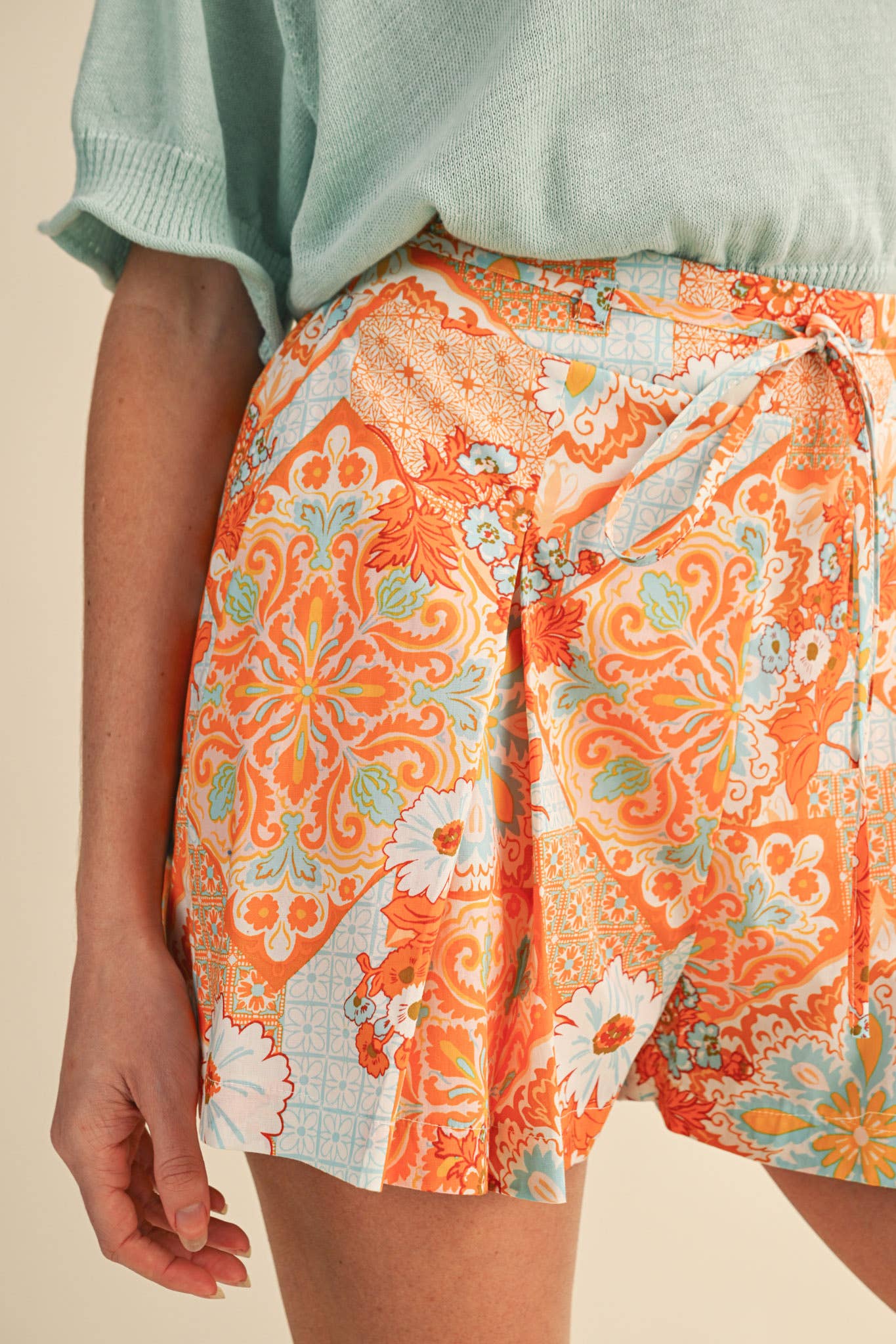EXCLUSIVE FLORAL PLEATED SHORTS MP5070: ORANGE MULTI / M