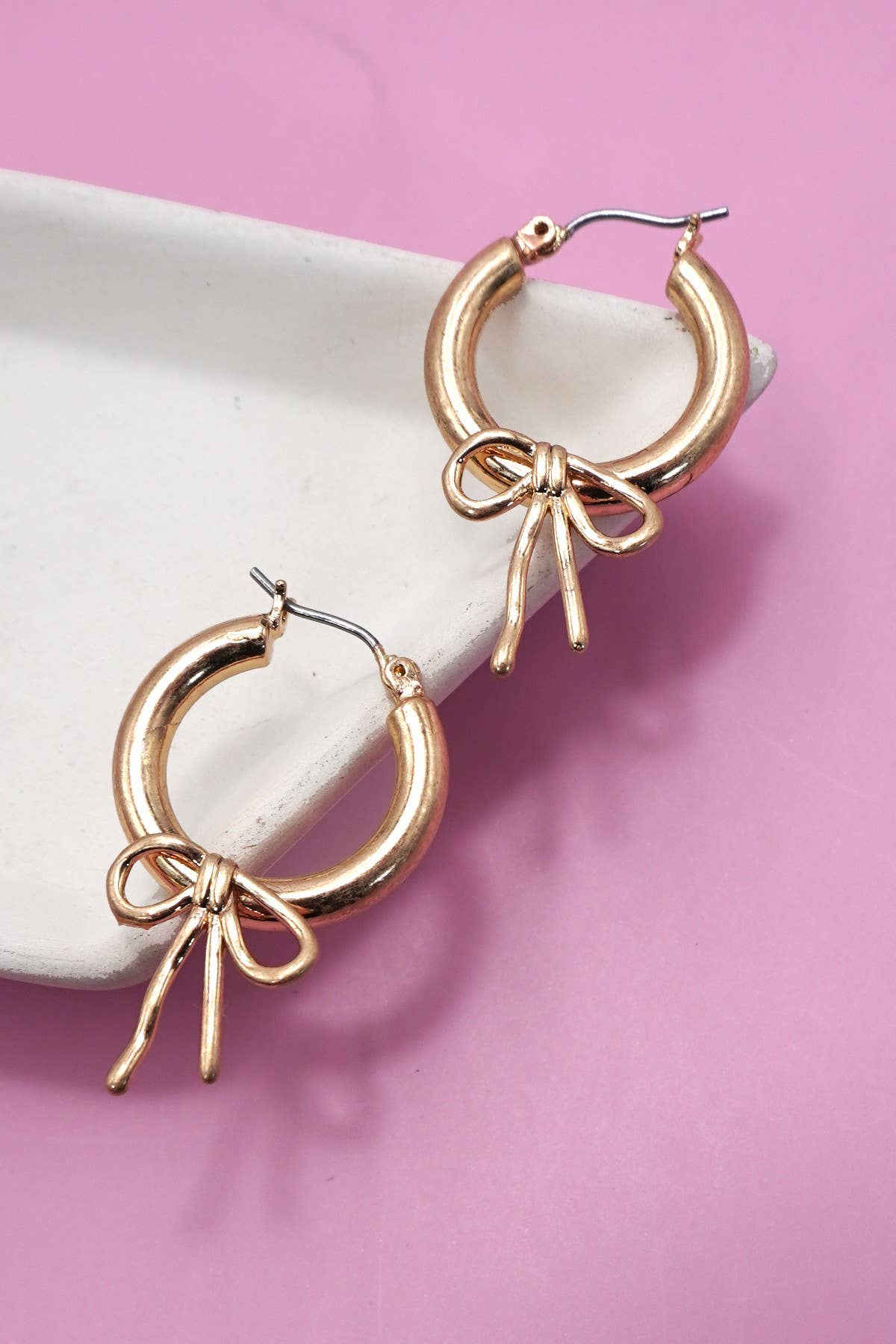 WORN GOLD BOW PUFFY HOOP EARRINGS | 80E06289: Gold