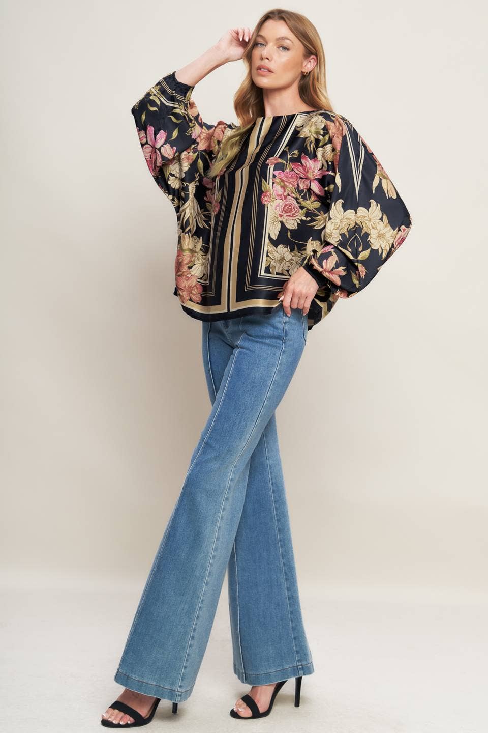 A printed woven top - IT13893: Black / Contemporary / S