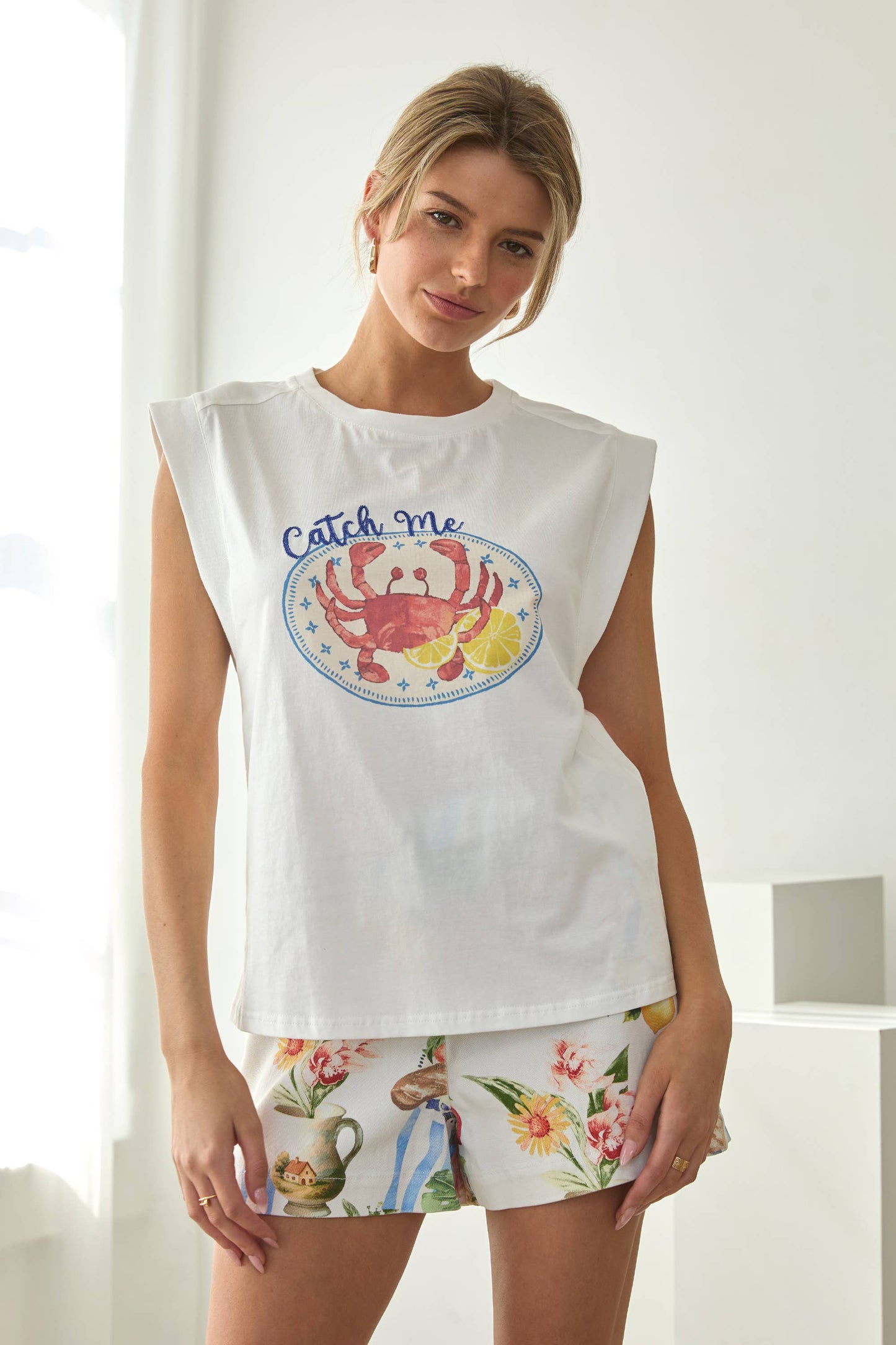 Catch Me Crab Graphic Sleeveless Tee: White / S